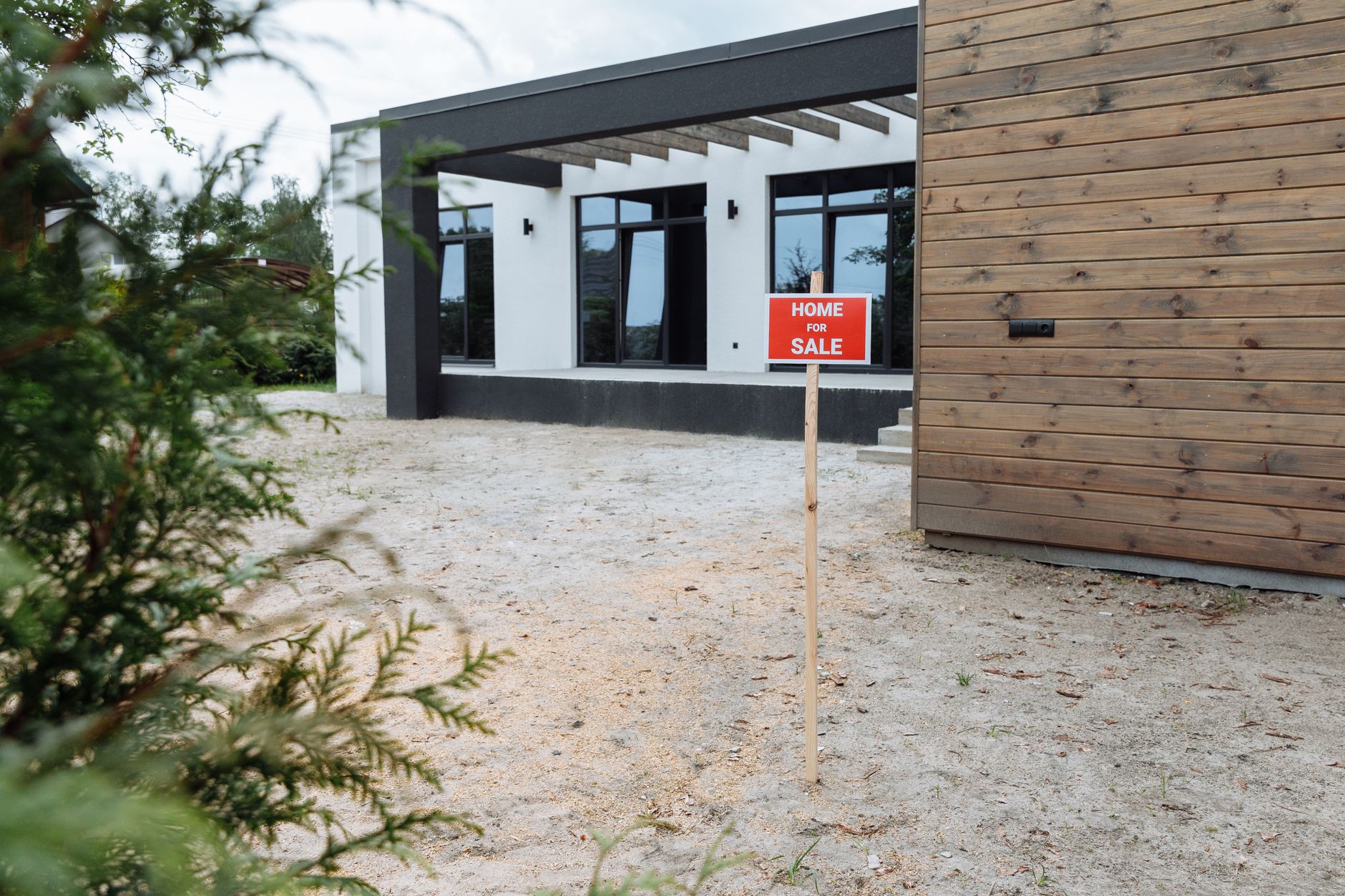 Real Estate Applications Where Extended Thinking Changes the Output